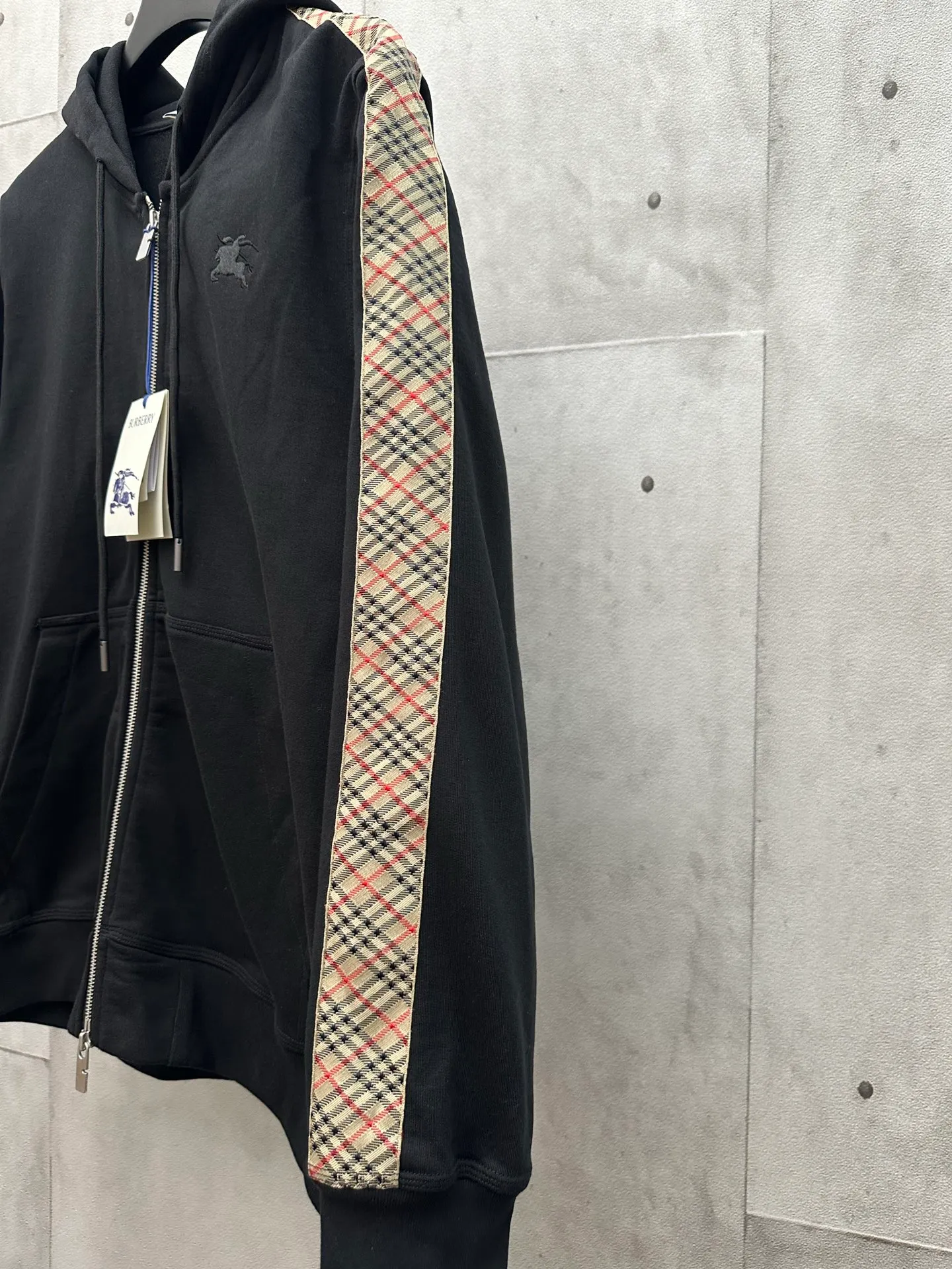 BURBERRY ： ， ， Wear-Resistant， 。 ， ， ， 。 ， ， 1： ， ， ， ， 。 2： 、 、 ， ， ， ， ， ±0.1mm 。 ： SIZE: S M L XL